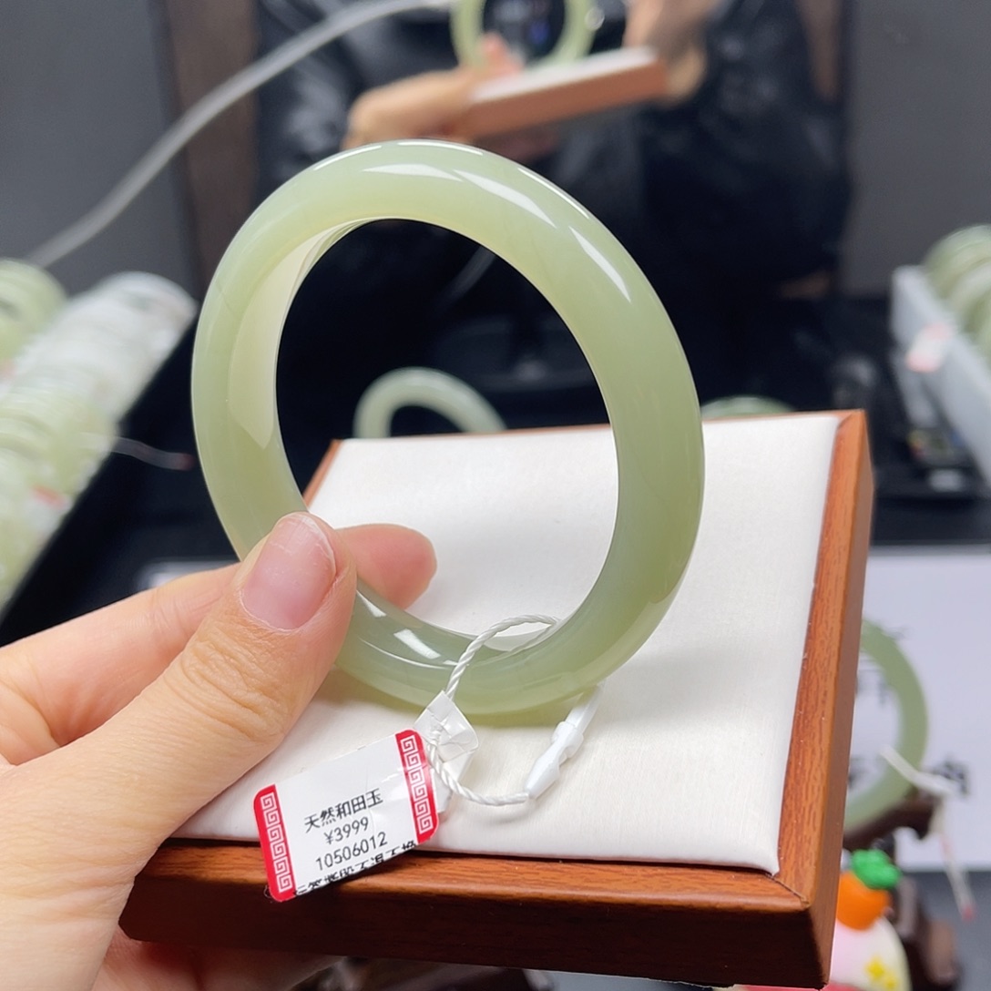 和田玉未镶嵌手镯