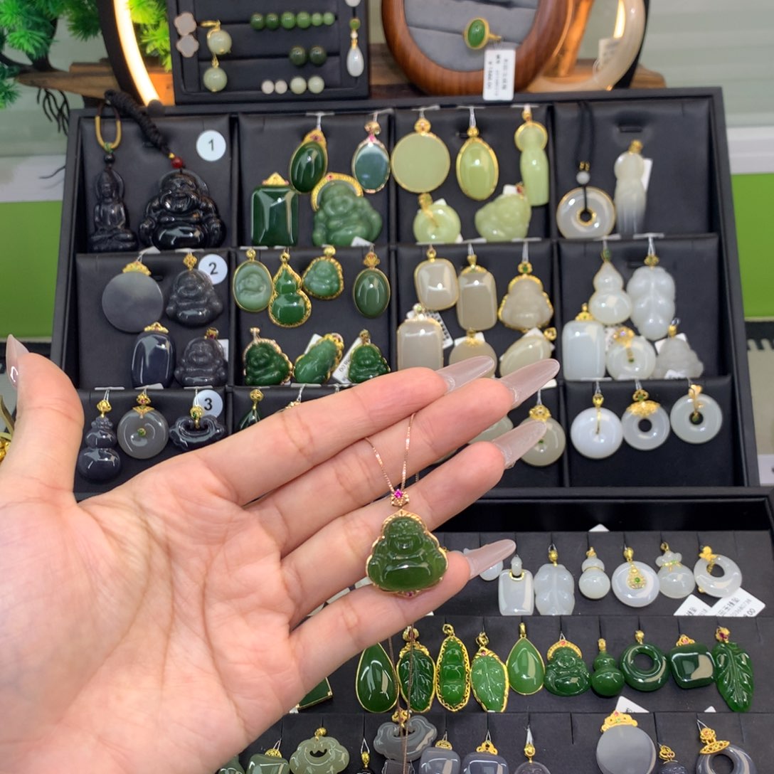 和田玉18K金镶嵌吊坠(赠链)