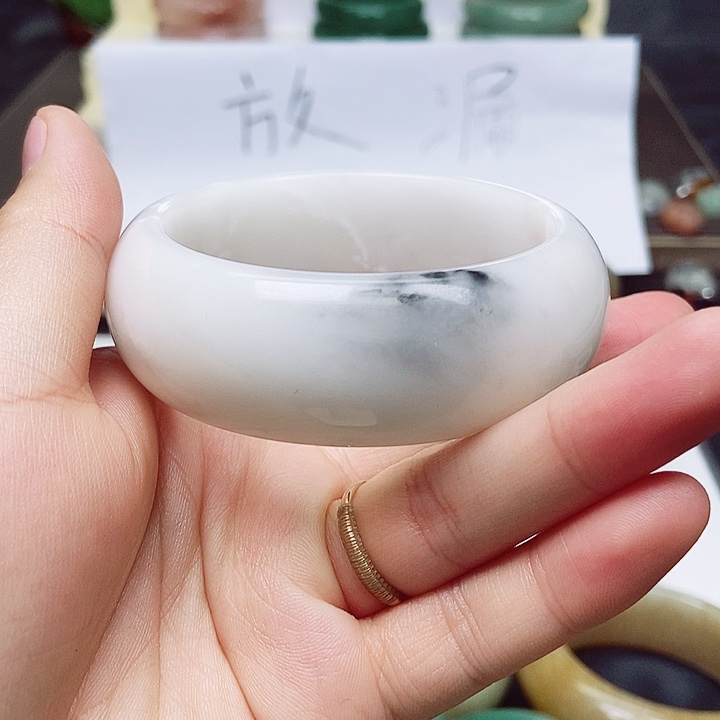 石英质玉手镯未镶嵌