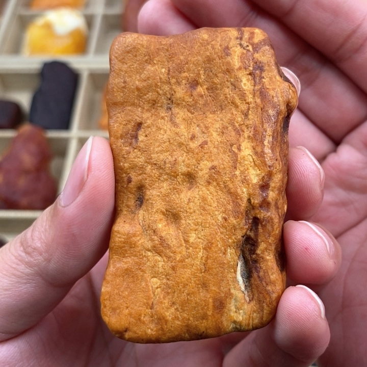定制琥珀未镶嵌白蜜全皮手把件