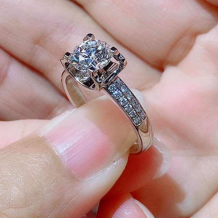 铂Pt950镶嵌实验室培育钻石1克拉重金戒壁带钻带钻牛头戒指