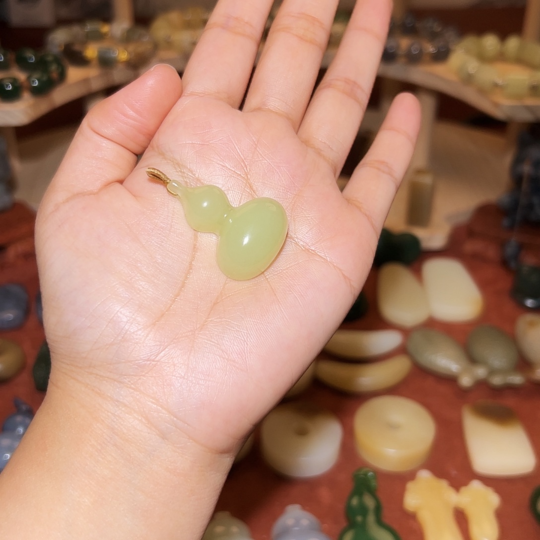 日***义和田玉未镶嵌颈饰