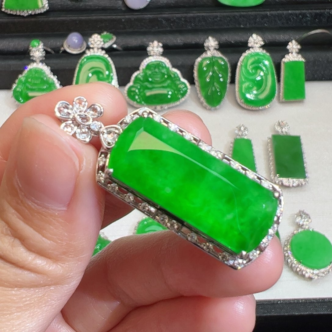 翡翠吊坠(不含链)18K金镶嵌