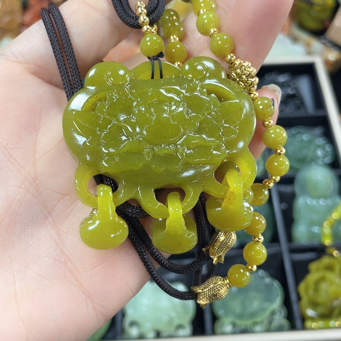 蛇纹石玉颈饰未镶嵌