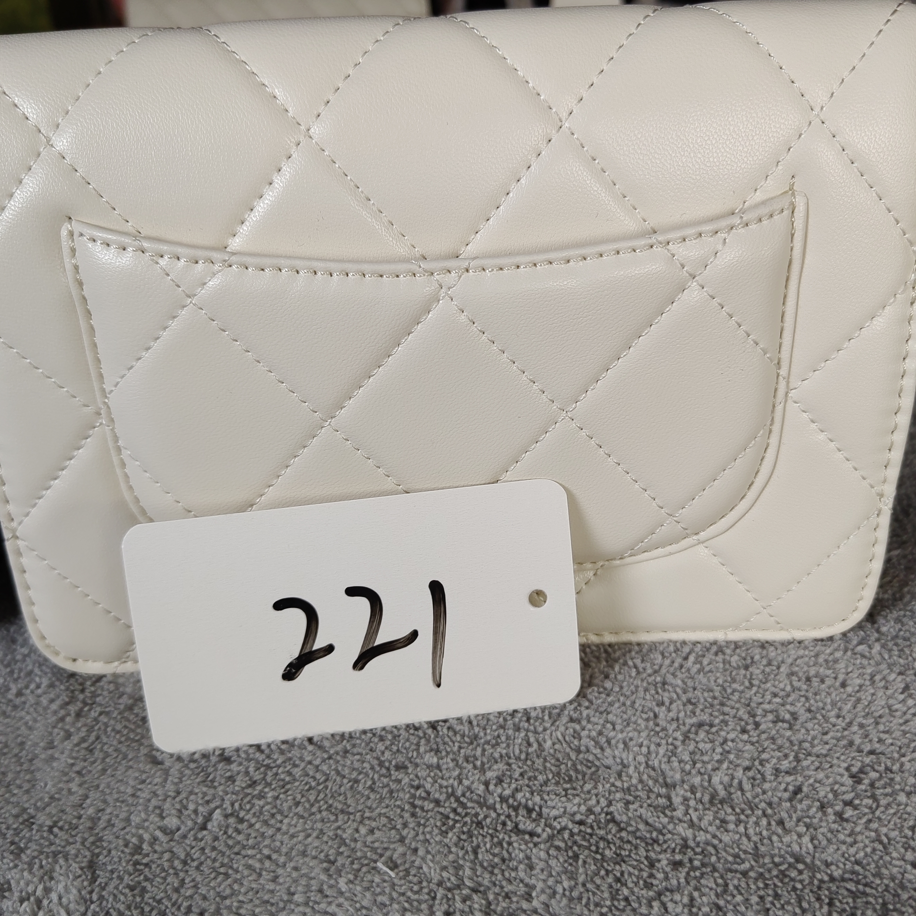 221白色钻扣咩咩皮链条包包