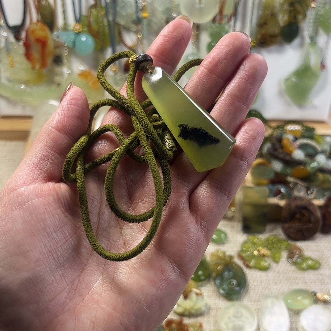 ****云蛇纹石玉未镶嵌颈饰