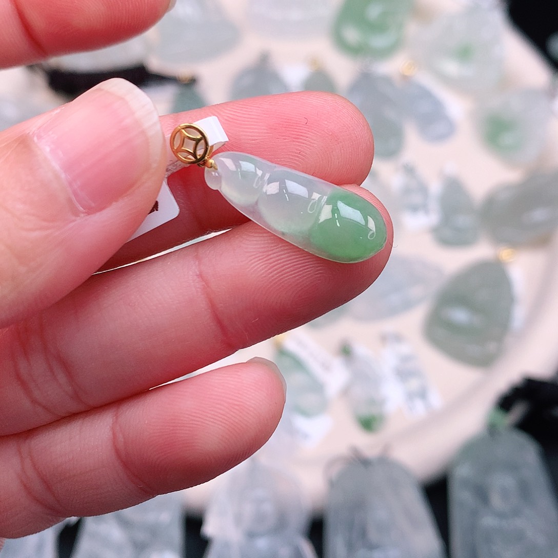 翡翠颈饰18K金镶嵌飘绿豆子