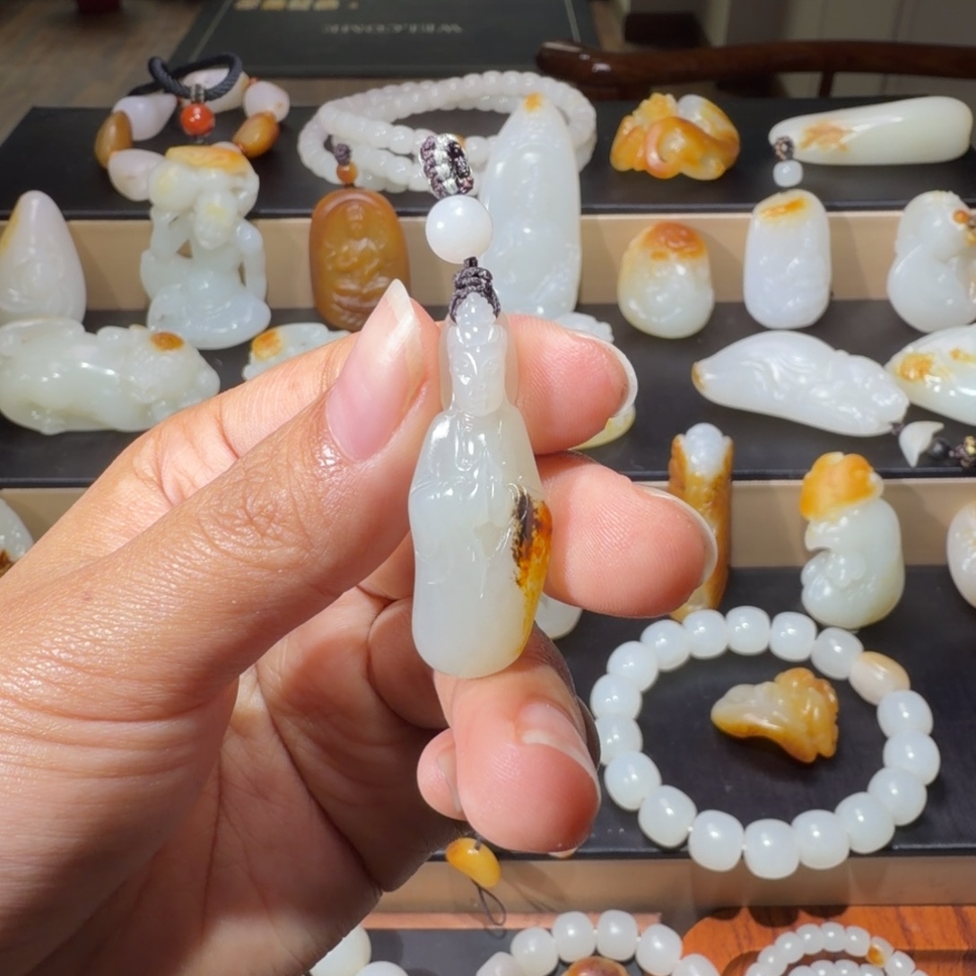 风***楼和田玉未镶嵌颈饰