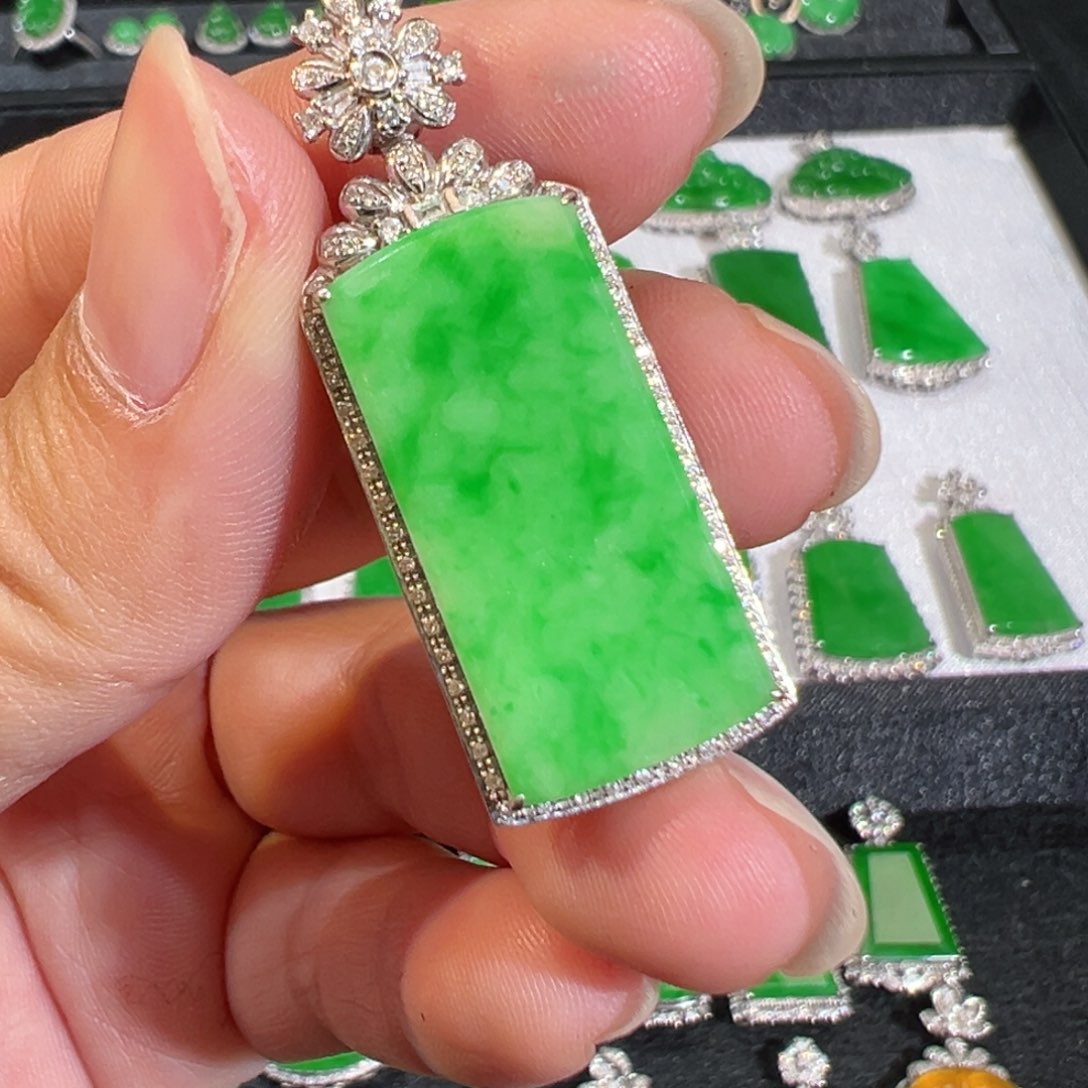 【闪购商品】翡翠吊坠(不含链)18K金镶嵌