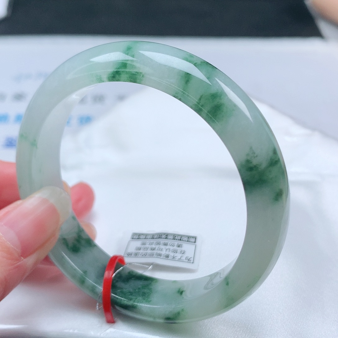 翡翠手镯未镶嵌55圈