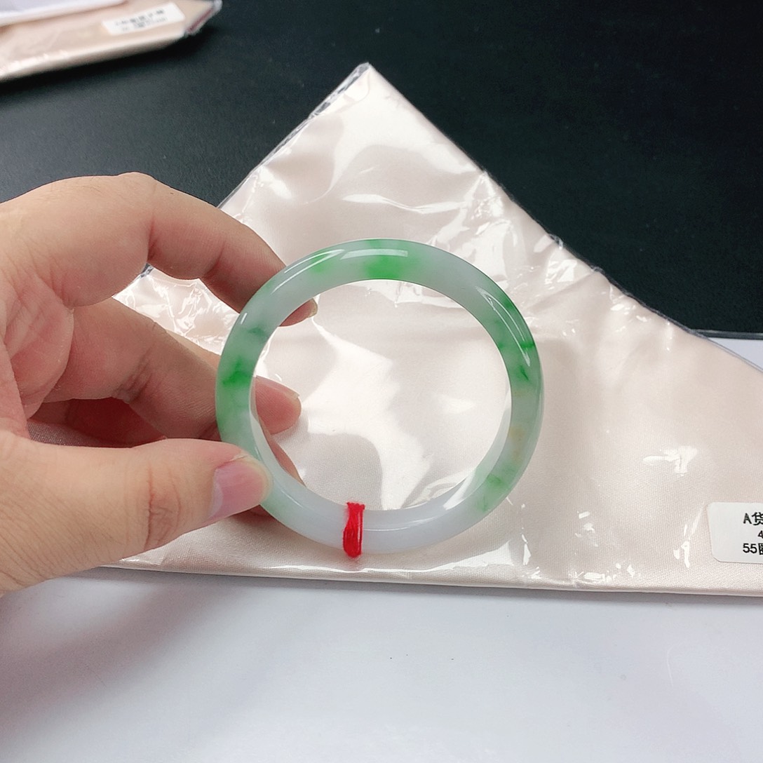 翡翠手镯未镶嵌翡翠052