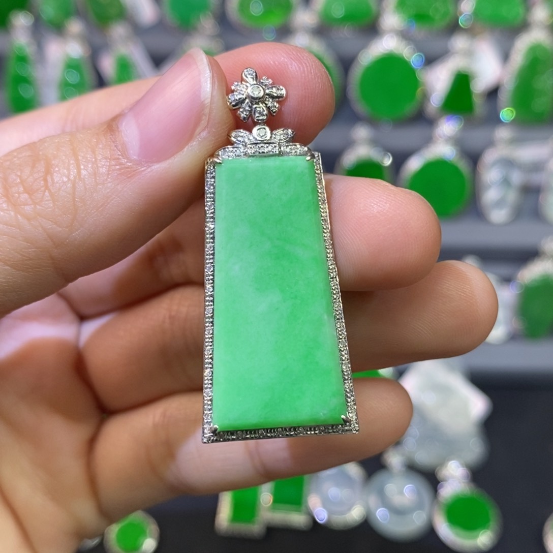 翡翠吊坠(不含链)18K金镶嵌