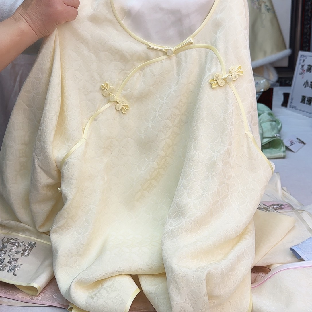 美人尖鹅黄色上衣