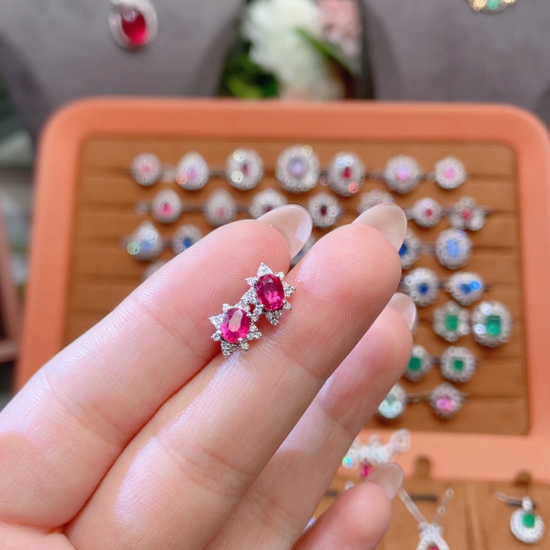 红宝石耳钉18K金镶嵌无烧1.35