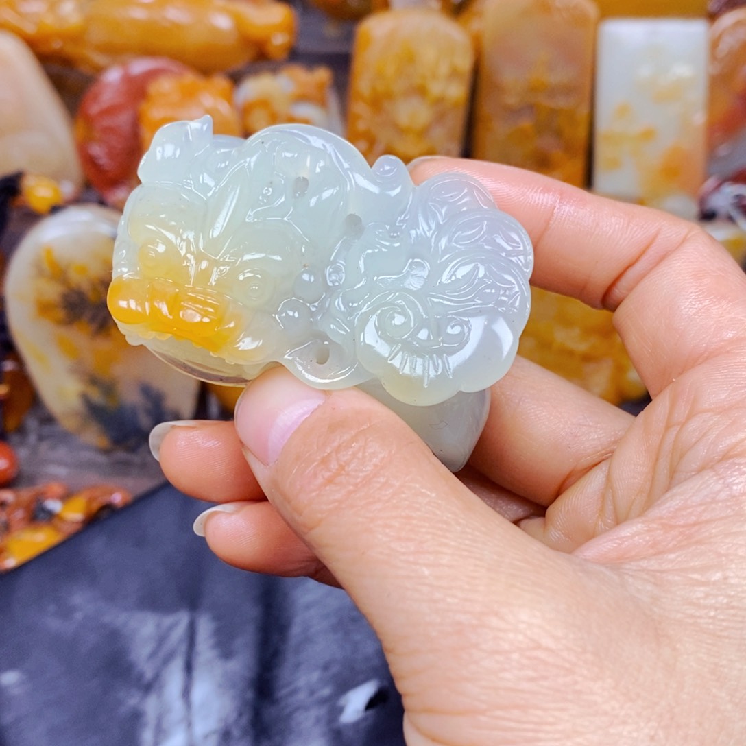 石英质玉（黄龙玉）颈饰未镶嵌