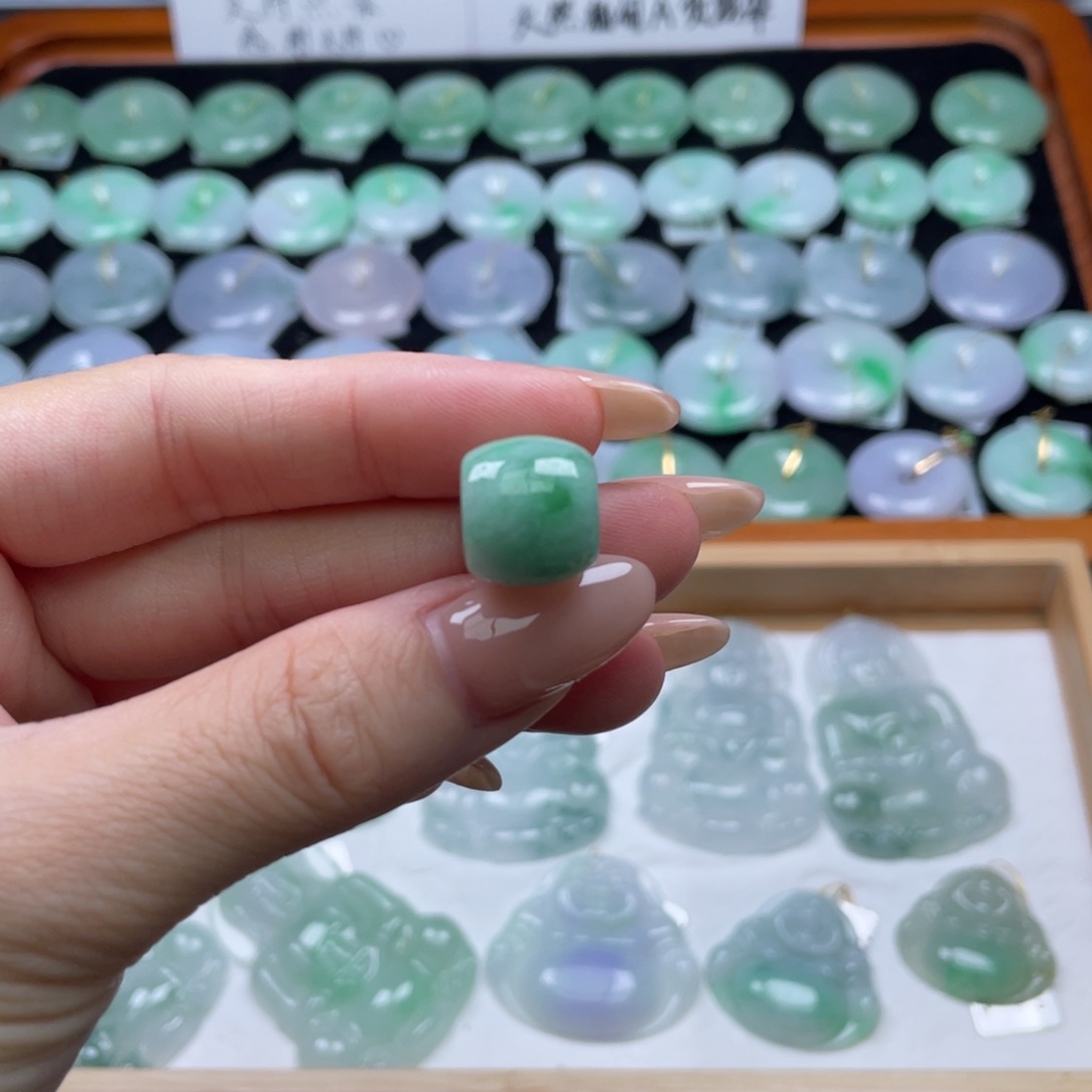 翡翠未镶嵌颈饰路路通