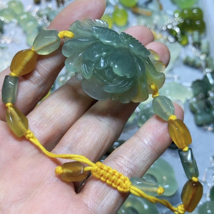 【闪购商品】蛇纹石玉颈饰未镶嵌手牌