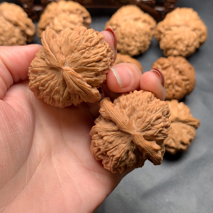 文玩核桃吊坠白狮子
