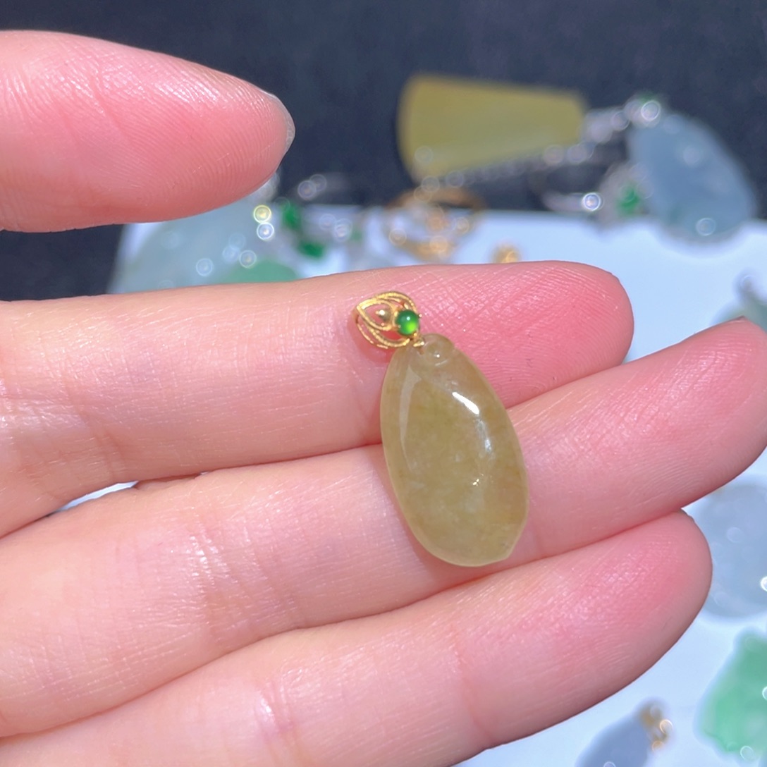 翡翠颈饰18K金镶嵌翡翠