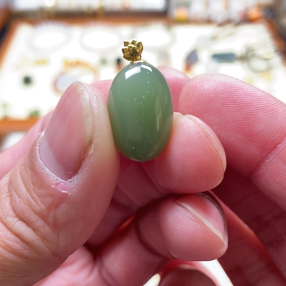 和田玉颈饰18K金镶嵌V**i