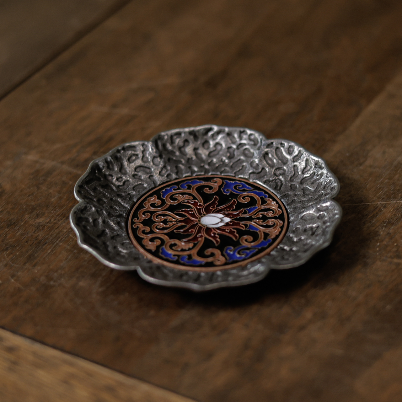 六瓣满彩景泰蓝杯垫-长7.5cm（Q8529）