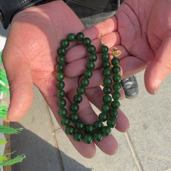 和田玉颈饰未镶嵌俄罗斯卡10色标级辣阳绿，小小点