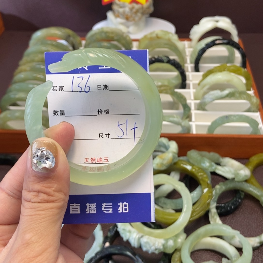 蛇纹石玉手镯未镶嵌练*曲