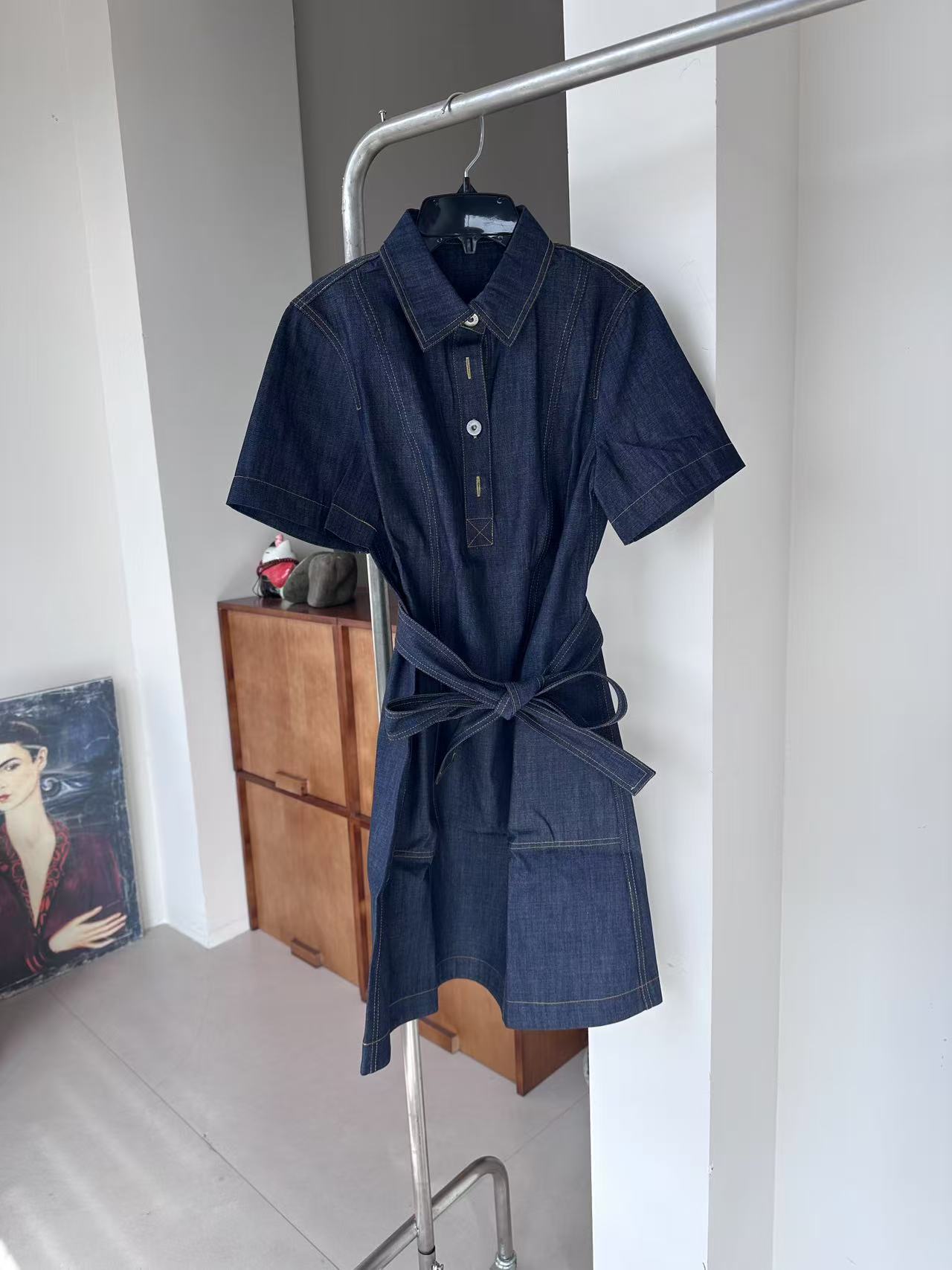 【B**V式篙级感 】摩登时尚丹宁面料系腰带深蓝色牛仔连衣裙