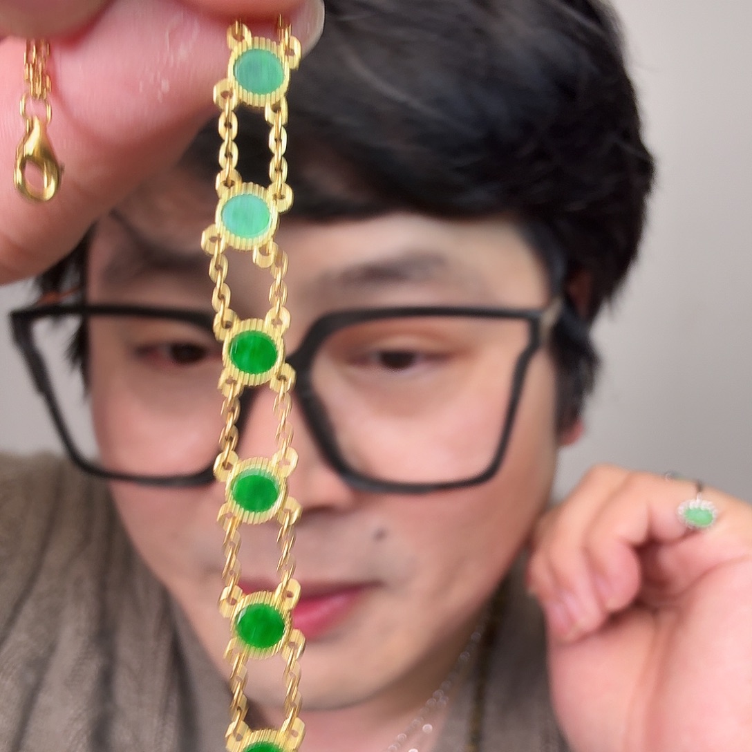 翡翠未镶嵌颈饰一件