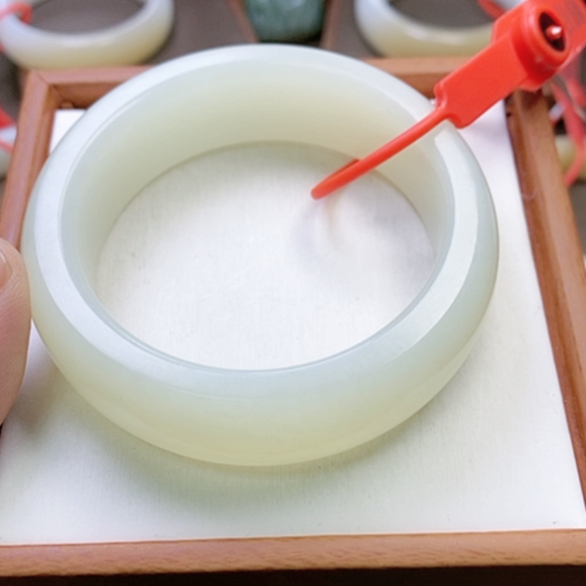 【闪购商品】未镶嵌手镯和田玉华*?