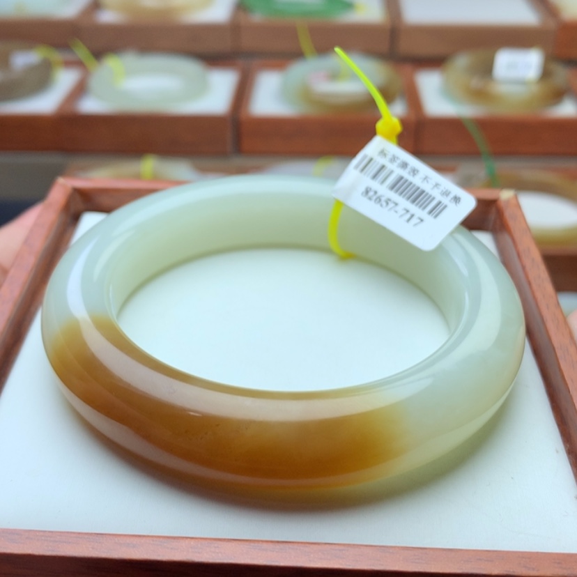 【闪购商品】和田玉手镯未镶嵌漂**姐58