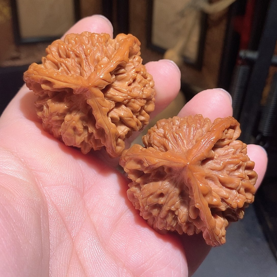 文玩核桃把件麒麟纹三棱