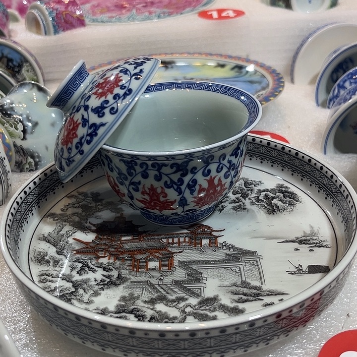 青***…釉里红缠枝莲盖碗特价