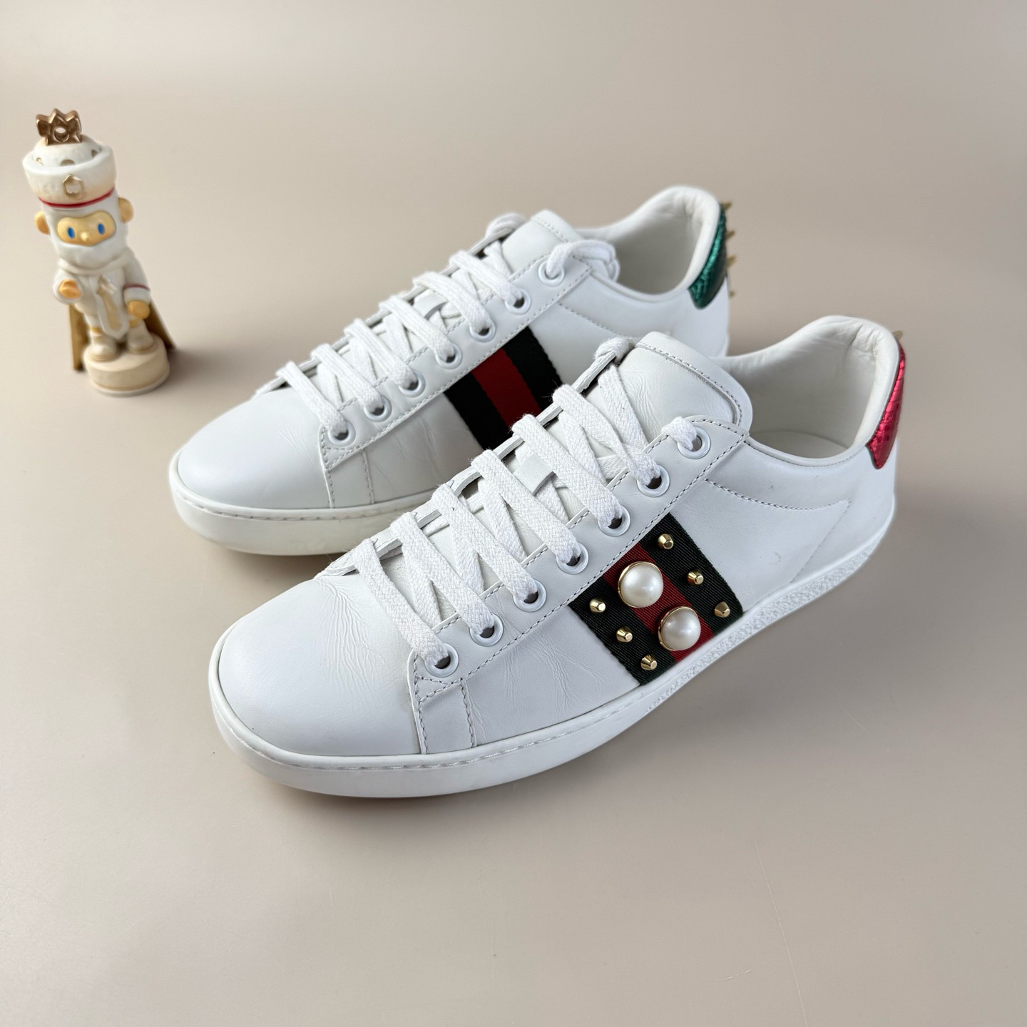 95新 GUCCI/古驰 珍珠铆钉系带小白鞋 35.5码 YLP4261