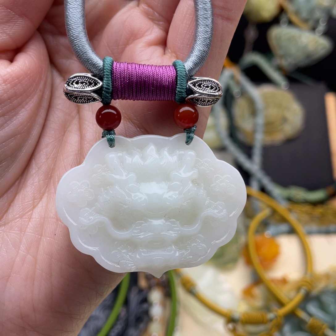 蛇纹石玉颈饰未镶嵌