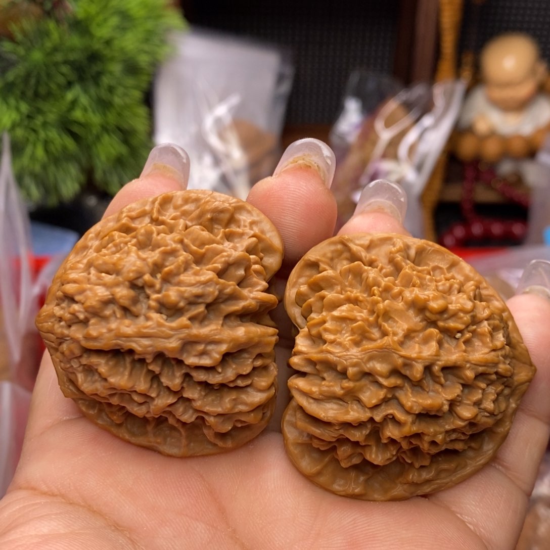 文玩核桃吊坠满天星。全品。边44。肚42。丹