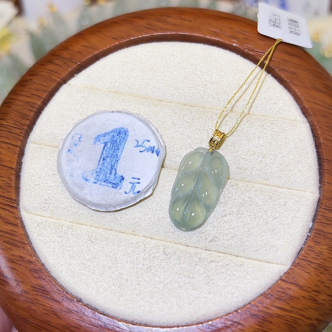 翡翠18K金镶嵌颈饰叶子