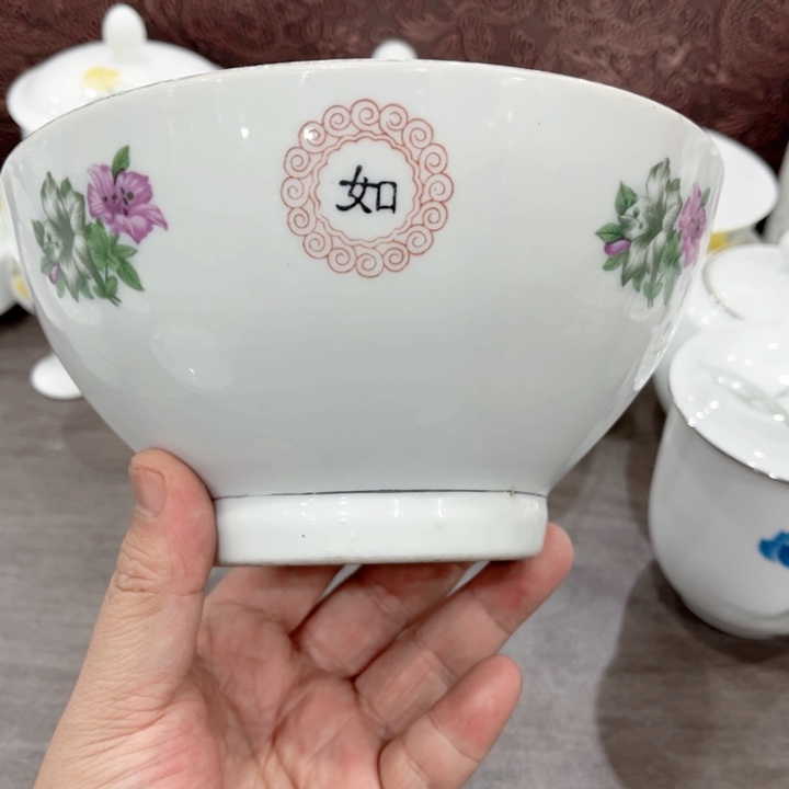 碗釉下五彩的瓷器和瓷器