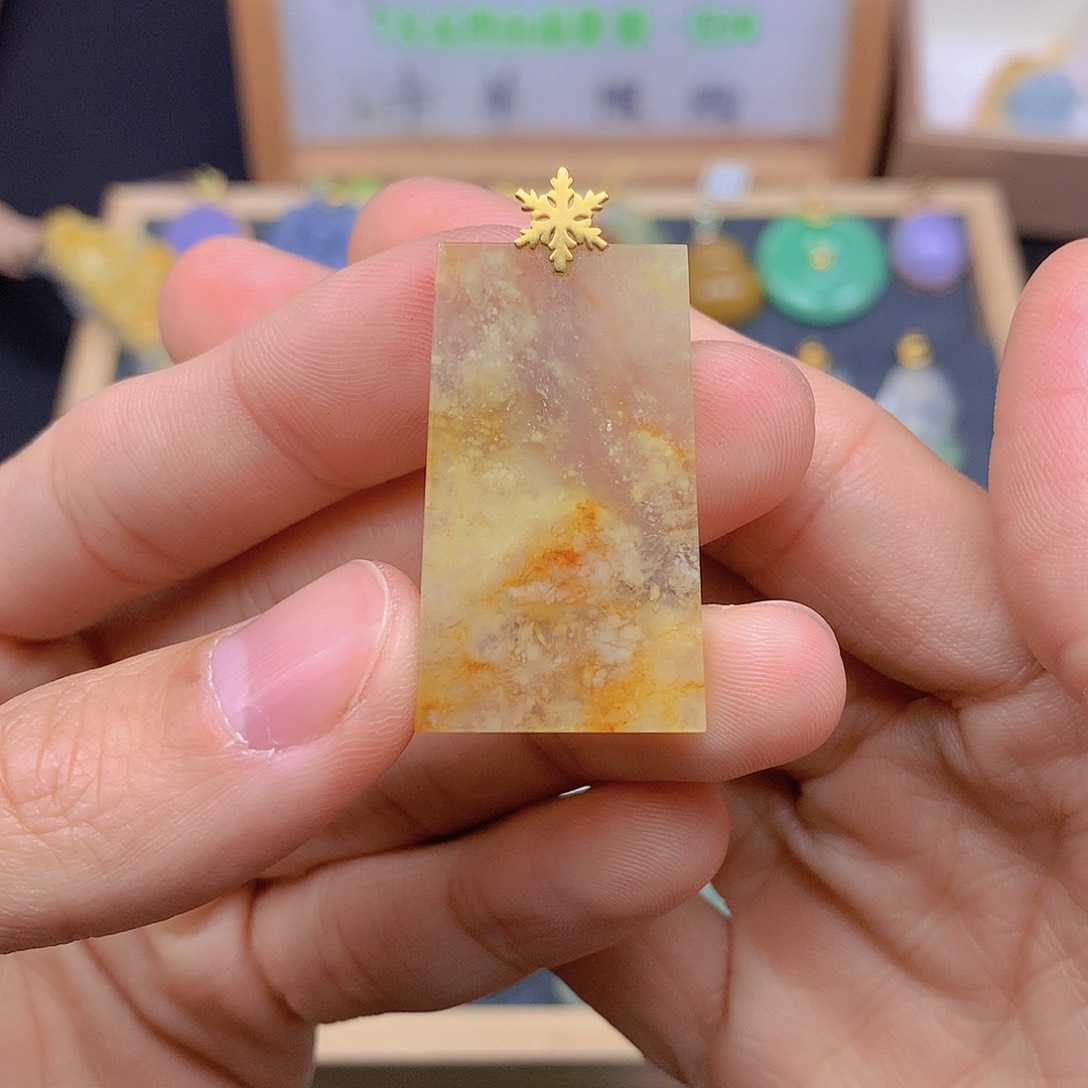 翡翠颈饰18K金镶嵌翡翠