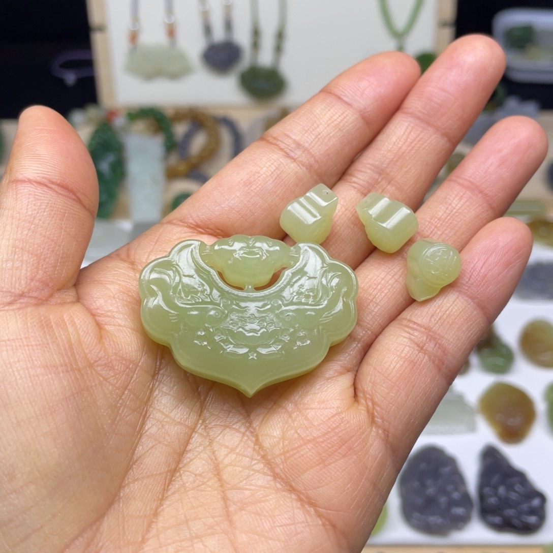 云***儿和田玉未镶嵌颈饰