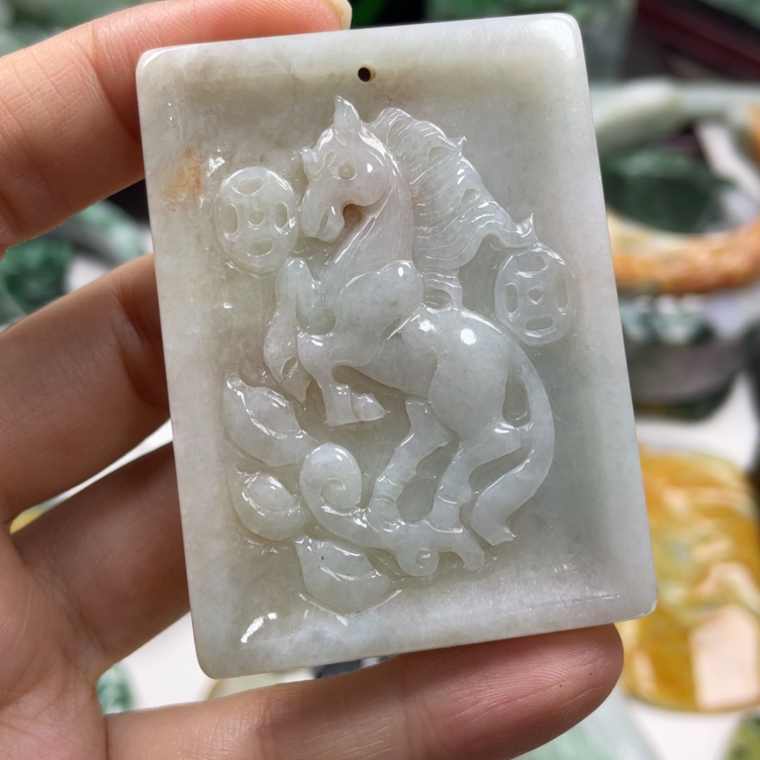 翡翠未镶嵌颈饰牌子