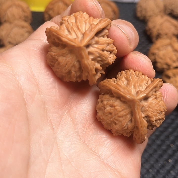 桃核把件?***4三棱核桃