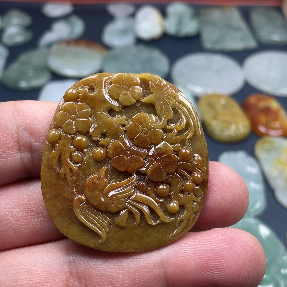 翡翠未镶嵌颈饰喜上眉梢