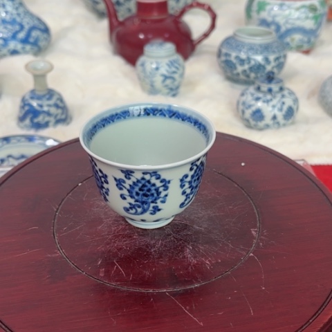 似****2一个青花缠枝花卉主人杯