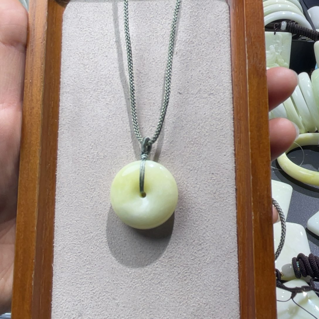 蓝田玉（蛇纹石化大理石玉）颈饰未镶嵌管****生