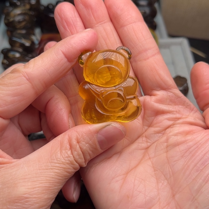 琥珀未镶嵌颈饰熊