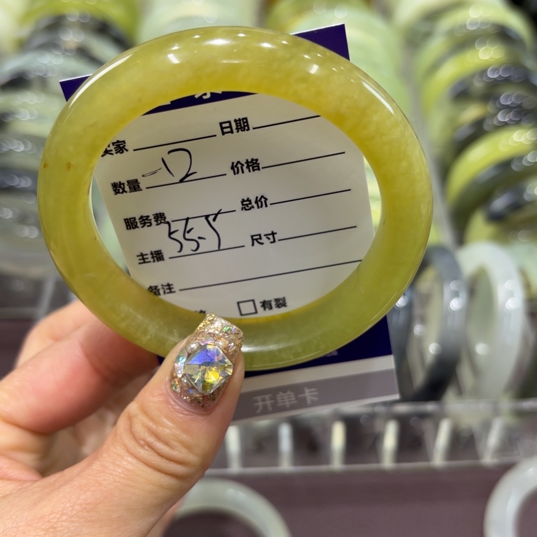 岫玉手镯未镶嵌一****?岫玉