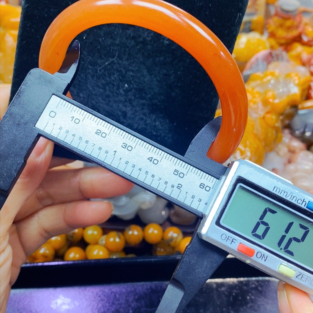 未镶嵌石英质玉（黄龙玉）颈饰