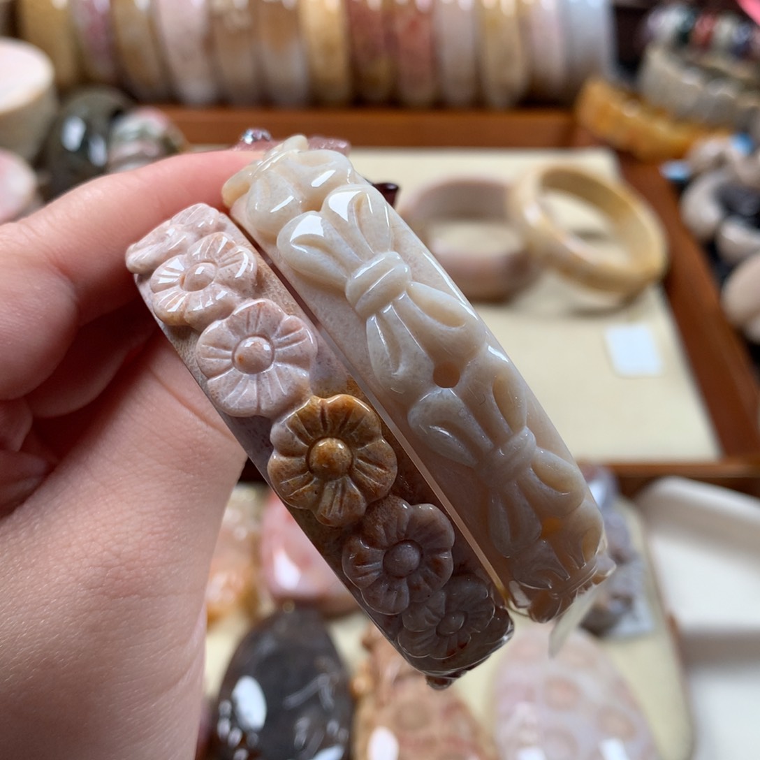 硅化珊瑚（珊瑚玉）雕刻手镯54+圈口漏300/个。可挑。未镶