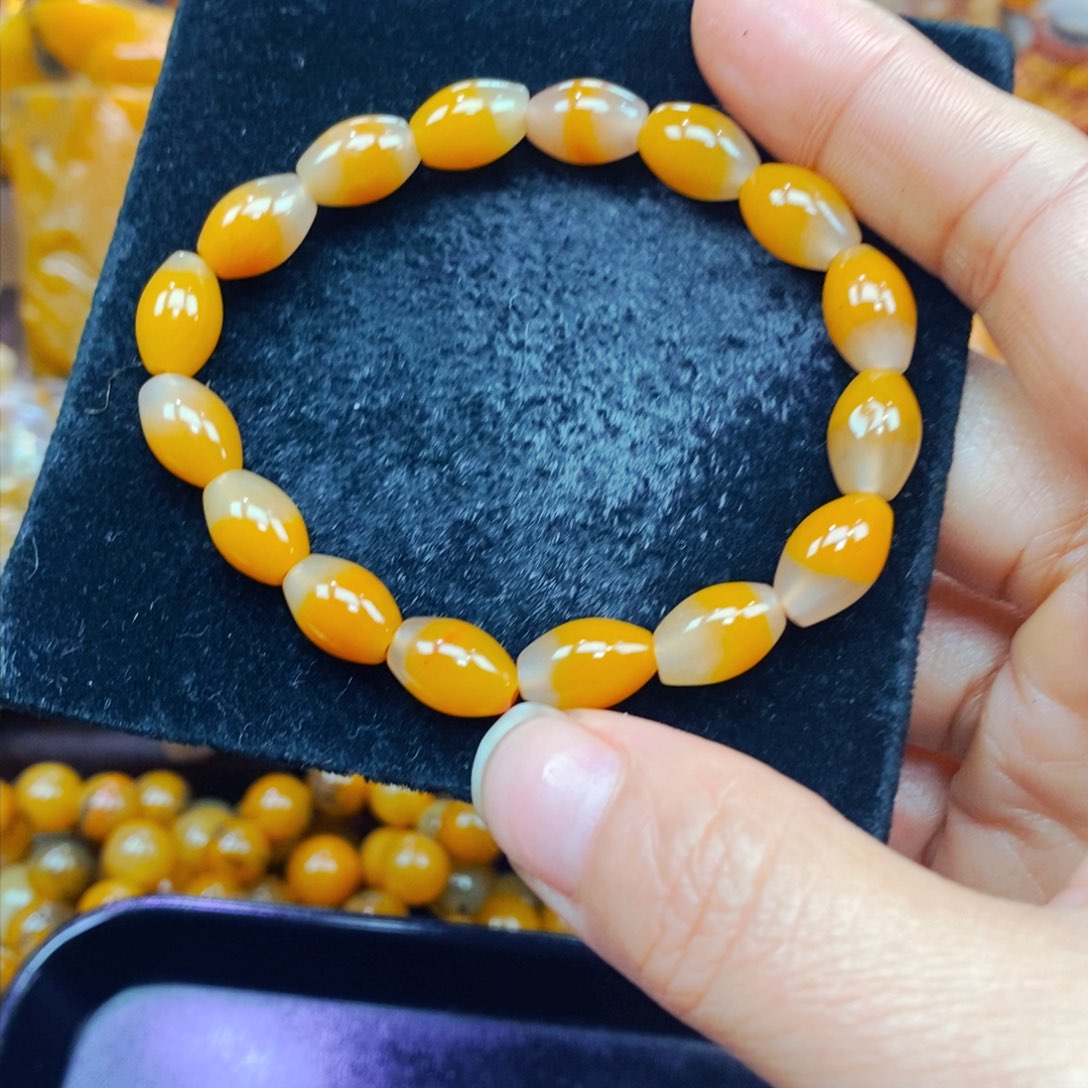 未镶嵌石英质玉（黄龙玉）颈饰